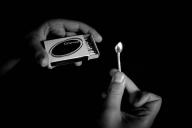 спички в руках