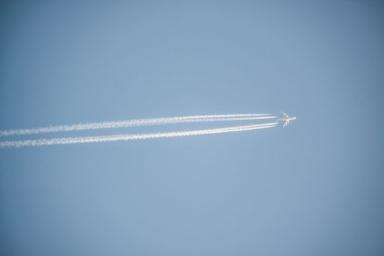 самолет и след в небе