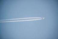 самолет и след в небе