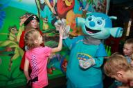 ребенок и аниматор