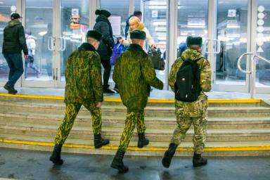 солдаты в метро