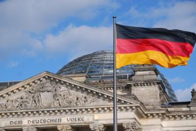 флаг Германии на фоне здания
