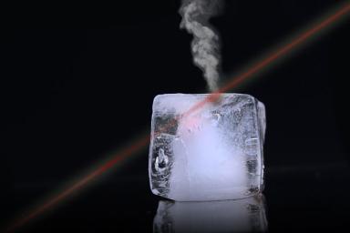 лазер и кубик льда