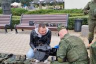 солдат на экскурсии