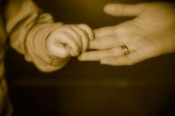 ладони матери и ребенка