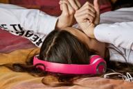 девушка в наушниках