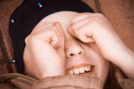 ребенок трет глаза