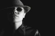 человек в шляпе и очках