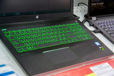 ноутбук с зеленой клавиатурой