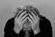 человек держится за голову