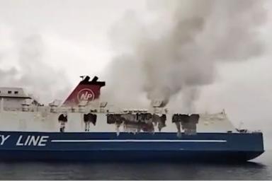 Дым с палубы лайнера