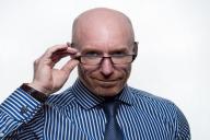 лысый мужчина