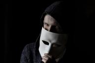 мужчина в маске