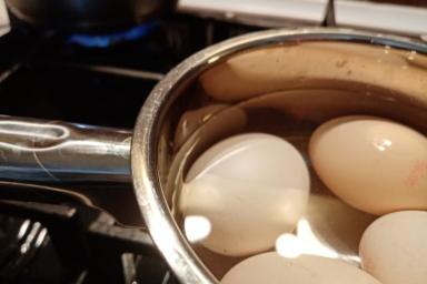Яйца в сотейнике