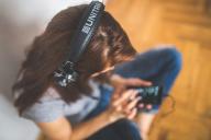 Наушники, мобильный телефон