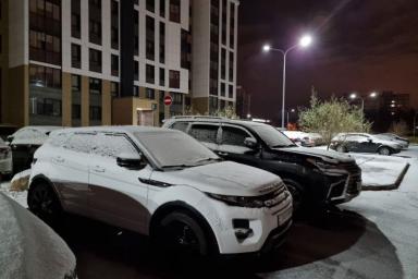 Машины в снегу 
