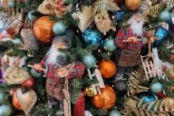 Елка с игрушками