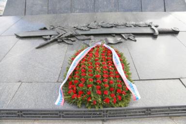 Памятник, почести