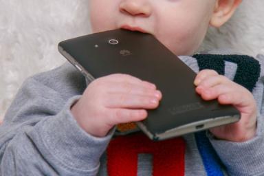 Ребенок и смартфон
