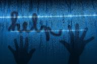 руки на стекле