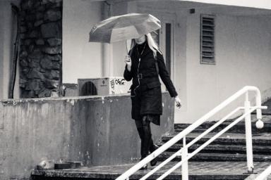 девушка идет под зонтом