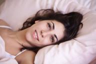 девушка в кровати