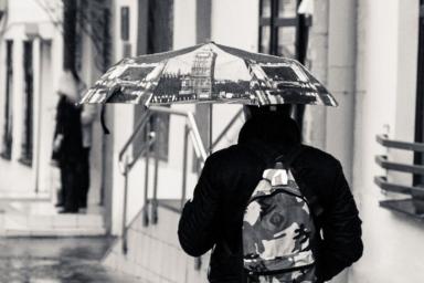 мужчина с зонтом