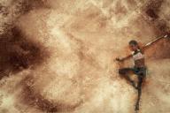 девушка держит осанку