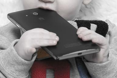 смартфон в руках у ребенка