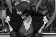 девушка смеется