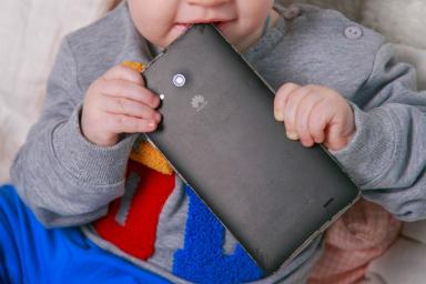 смартфон в руках у ребенка
