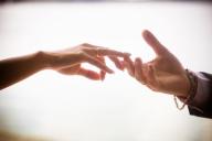 руки влюбленных