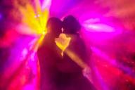 обниматься