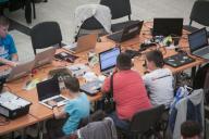 люди работают