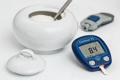 Сахар и прибор для измерения уровня глюкозы 