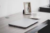 стол, чашка