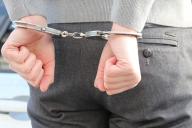 арестовала