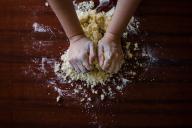 руки, тесто