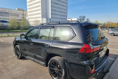 Автомобиль на стоянке