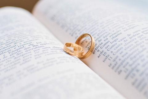 кольца на книге