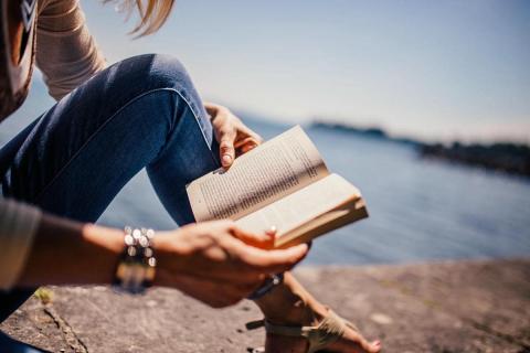 чтение книги