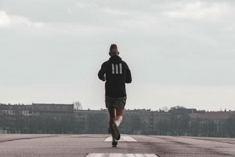 мужчина на пробежке