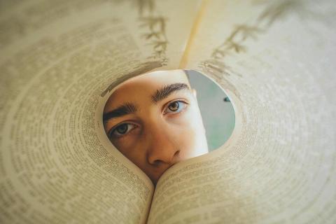 мужчина читает книгу